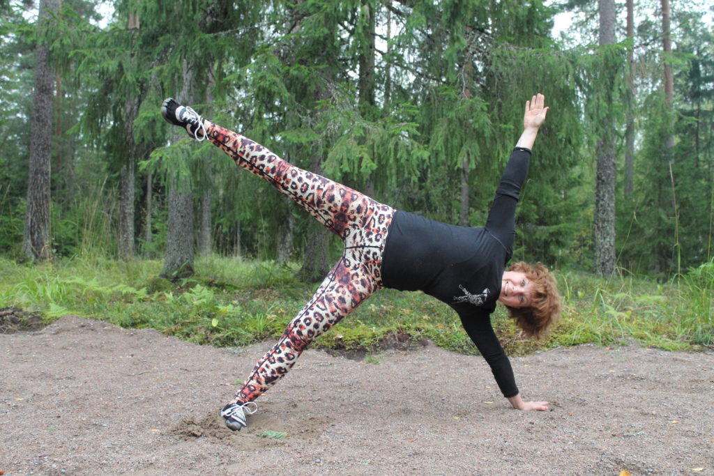 Anu kylkipidossa x asennossa metsäkuntosalilla.