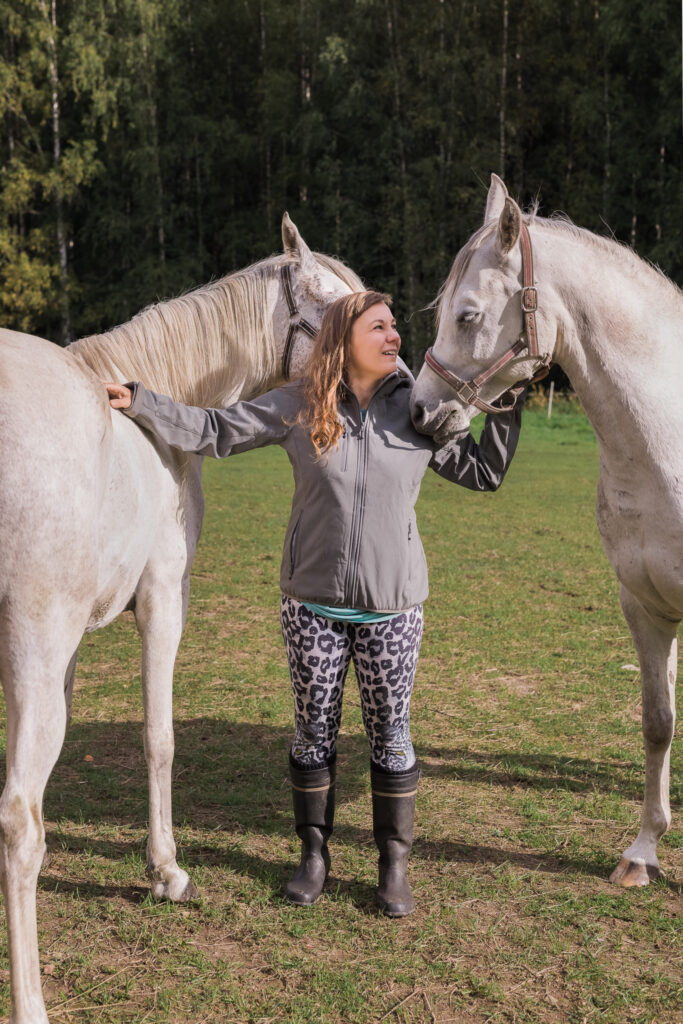 Heppalenkillä rentoutuu ihmiset ja hevoset. Kuvassa Anu ja arabit Zeleah ja Paciano.