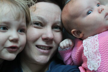 Äitiyden monet kasvot - artikkeli. Kuvassa vasemmalta oikealla esikoiseni, minä ja kuopukseni.
