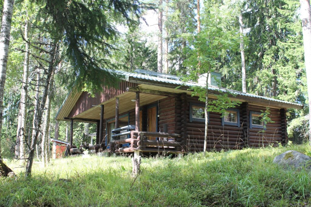 Kuvassa Mökkimme metsässä eli Kieppirinteen mökki edestäpäin