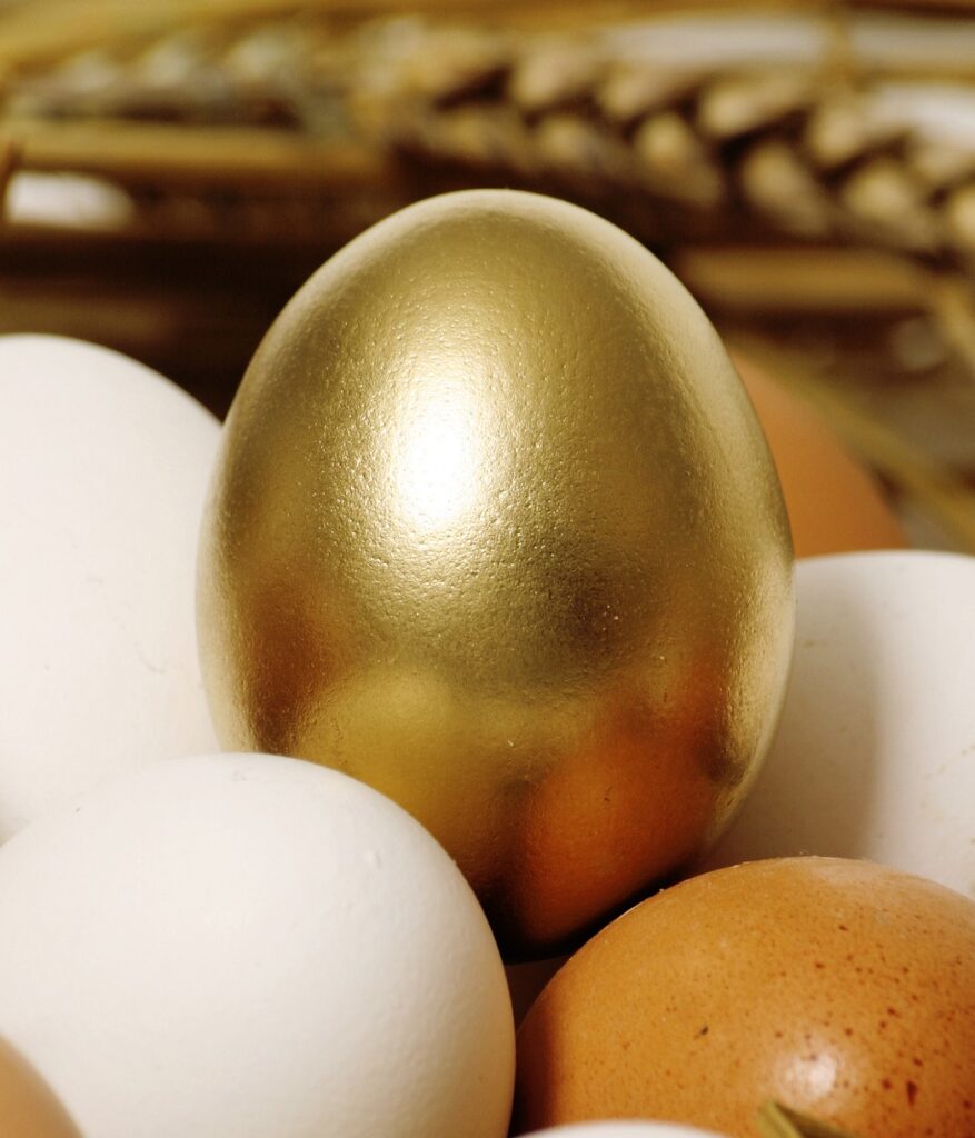 Pääsiäisen suuri munajahti - Kuvassa kultainen muna tavallisten munien keskellä